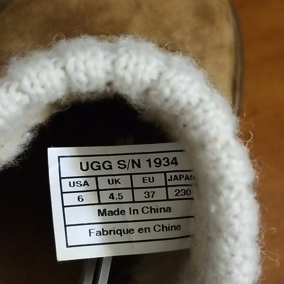 Ladies UGG Clogs - Picture 4 of 4